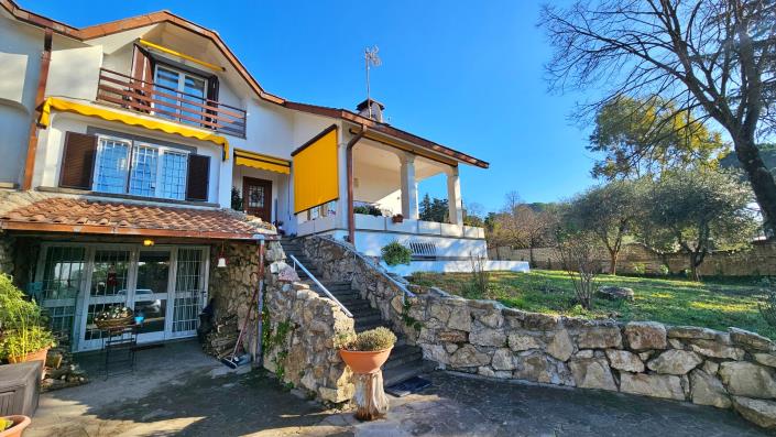 Image No.23-6 Bed Semi-Detached for sale