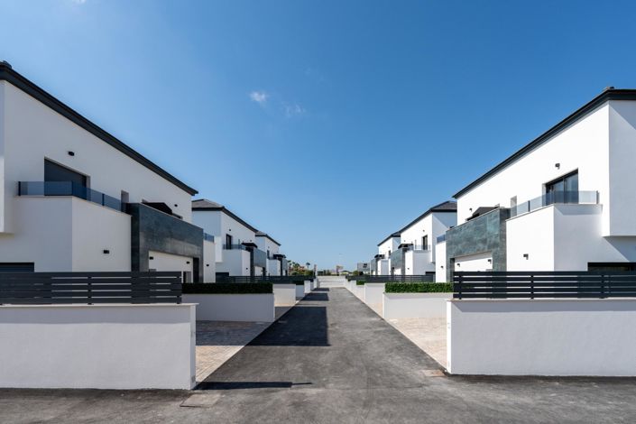 Image No.40-3 Bed Property for sale