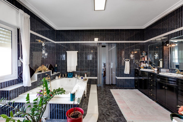 Image No.48-5 Bed Villa for sale