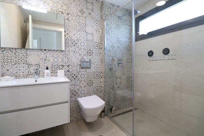 Image No.12-4 Bed Property for sale