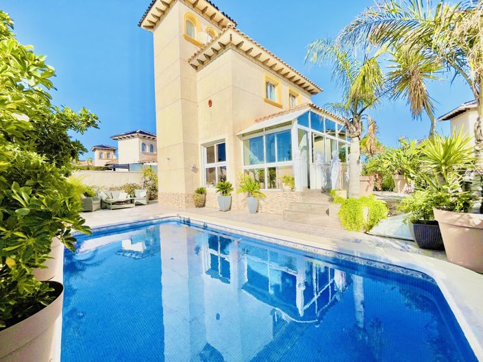 Image No.1-4 Bed Villa for sale