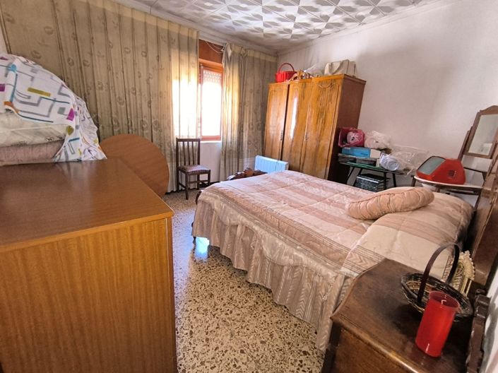 Image No.17-5 Bed Property for sale