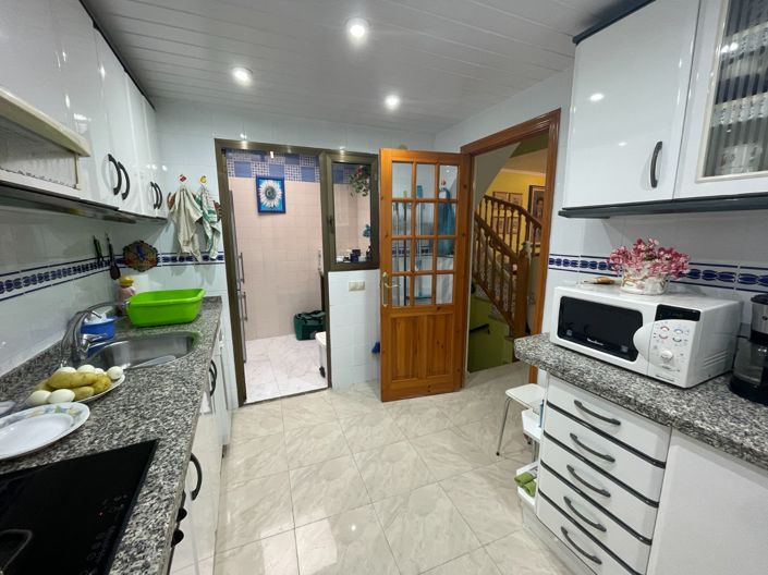 Image No.12-5 Bed Property for sale