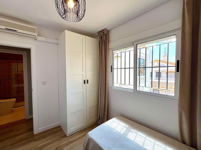 Image No.25-3 Bed Property for sale