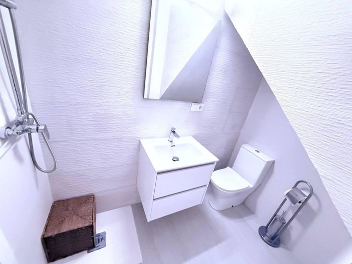 Image No.10-3 Bed Property for sale