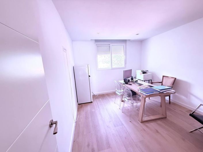 Image No.11-3 Bed Property for sale