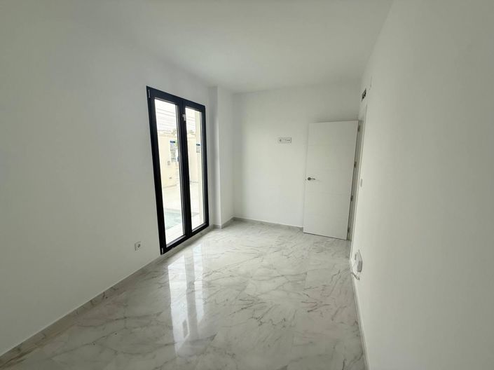 Image No.19-3 Bed Property for sale