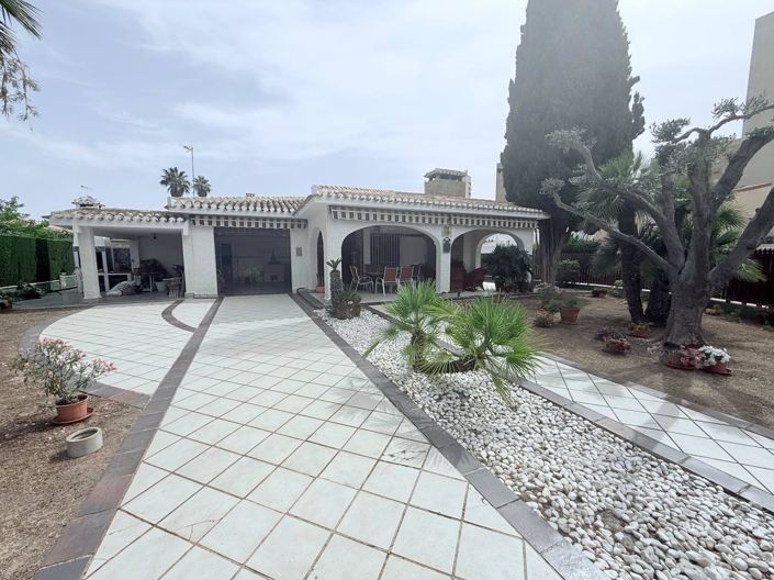 Image No.1-4 Bed Villa for sale