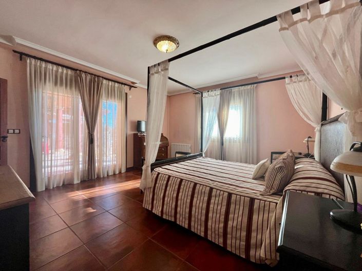 Image No.32-4 Bed Villa for sale