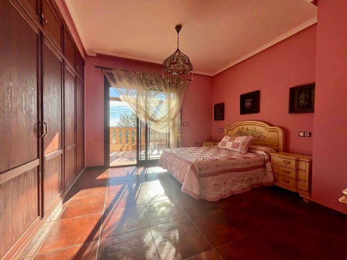 Image No.42-4 Bed Villa for sale