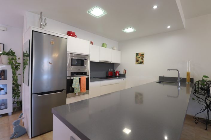 Image No.8-3 Bed Property for sale