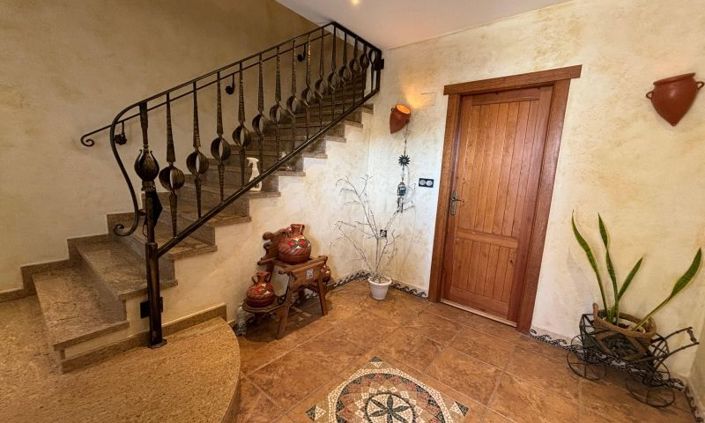 Image No.10-8 Bed Villa for sale