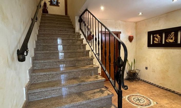 Image No.11-8 Bed Villa for sale