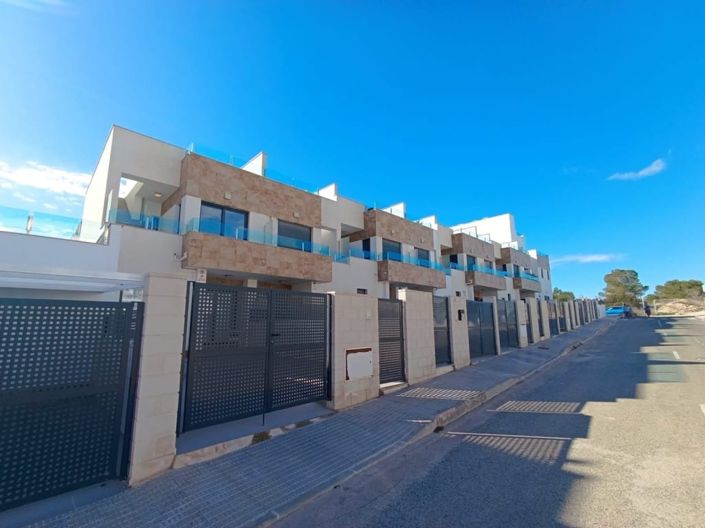 Image No.28-3 Bed Property for sale