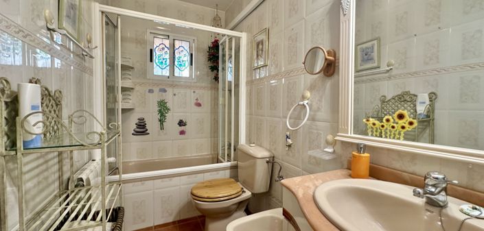 Image No.5-3 Bed Property for sale