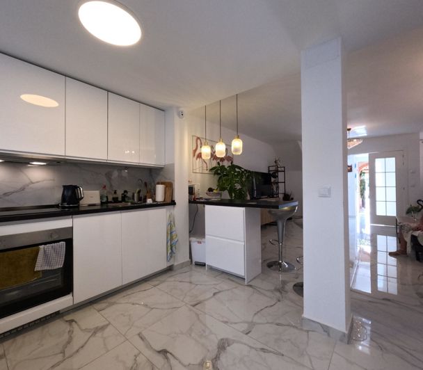 Image No.16-4 Bed Property for sale