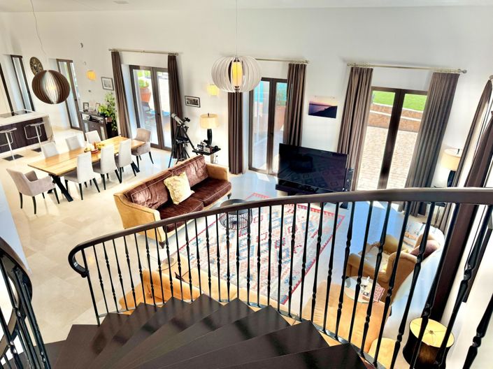 Image No.1-4 Bed Villa for sale