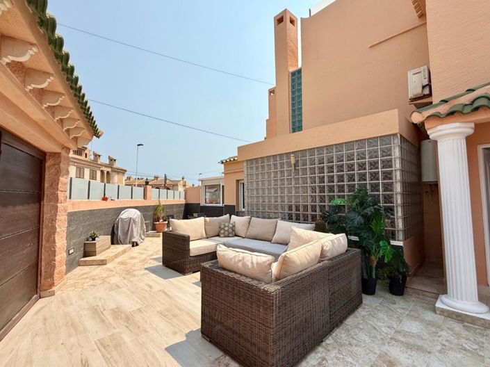 Image No.2-5 Bed Villa for sale