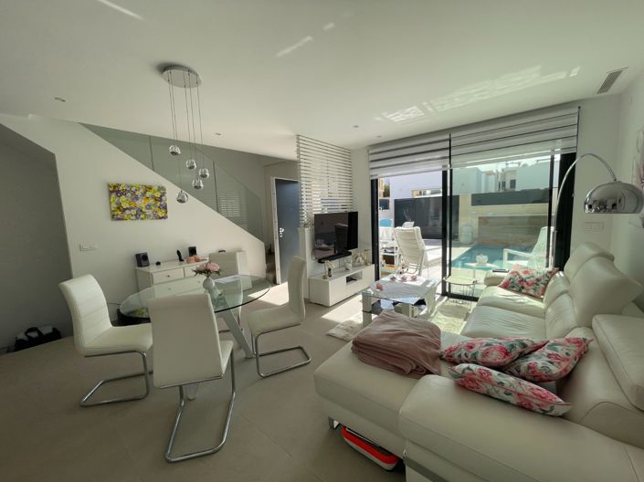 Image No.2-4 Bed Property for sale