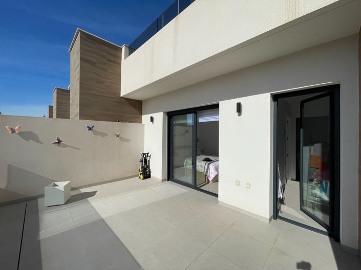 Image No.4-4 Bed Property for sale