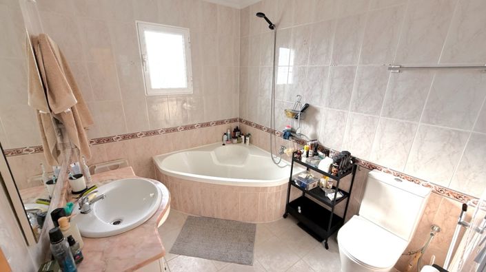 Image No.17-2 Bed Property for sale