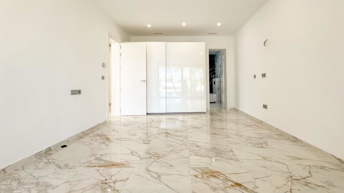 Image No.35-4 Bed Villa for sale