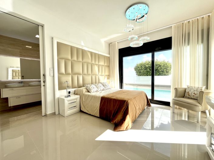 Image No.8-5 Bed Villa for sale