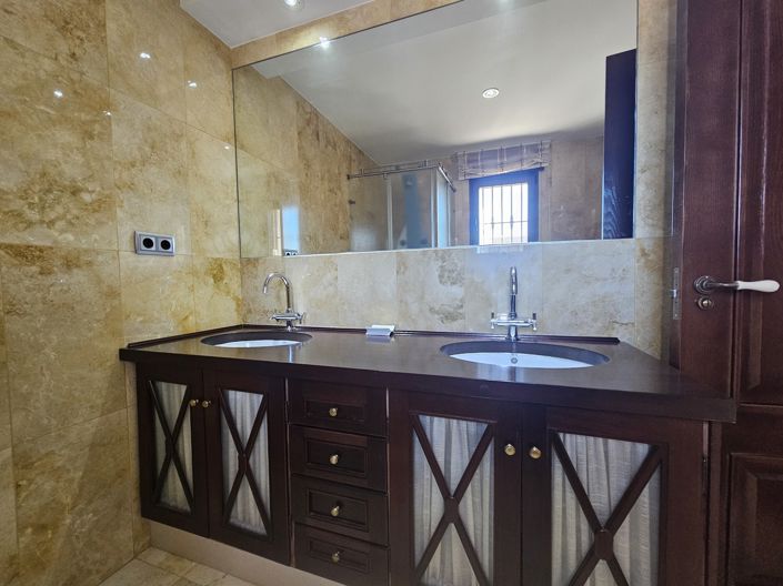 Image No.28-5 Bed Villa for sale