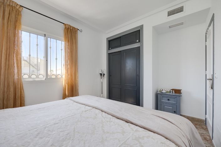 Image No.35-2 Bed Property for sale