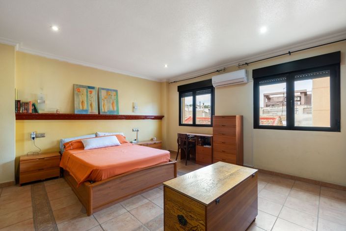 Image No.15-3 Bed Property for sale