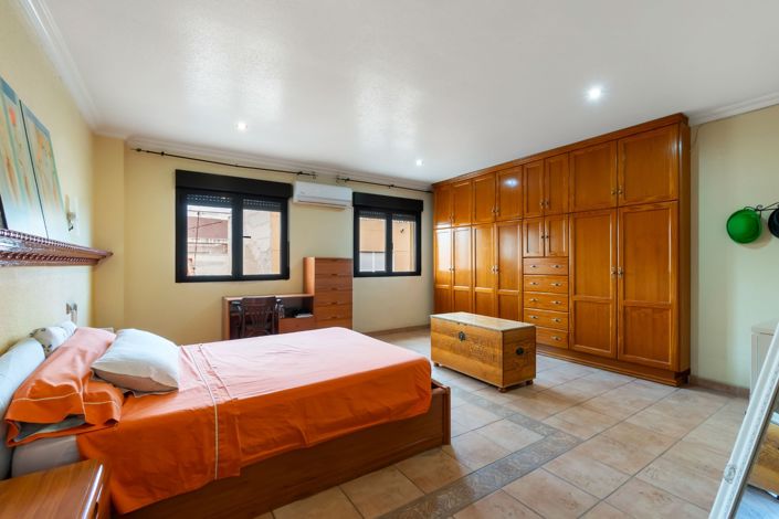 Image No.5-3 Bed Property for sale