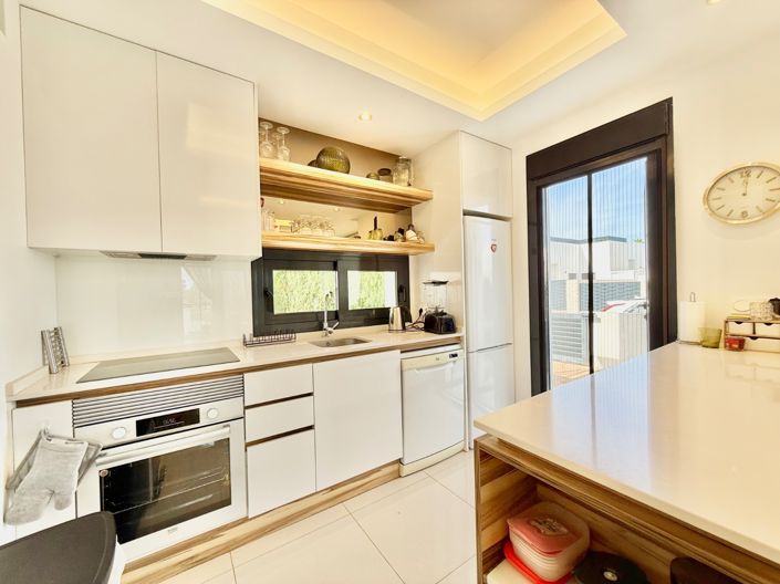 Image No.10-3 Bed Property for sale