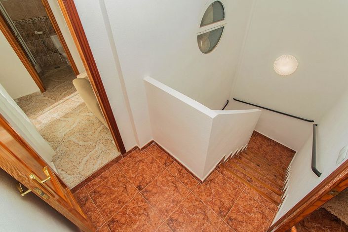 Image No.28-4 Bed Property for sale