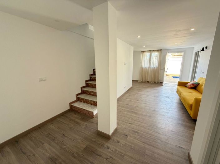 Image No.4-4 Bed Property for sale