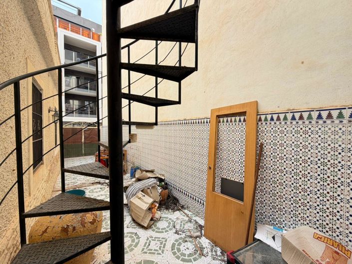 Image No.17-3 Bed Property for sale