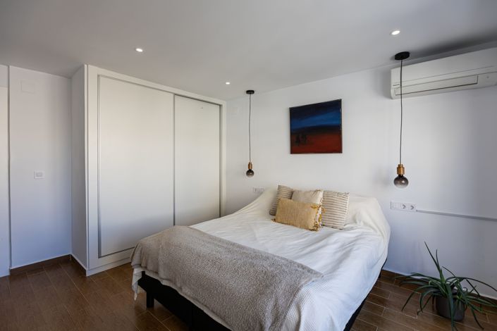 Image No.17-3 Bed Property for sale