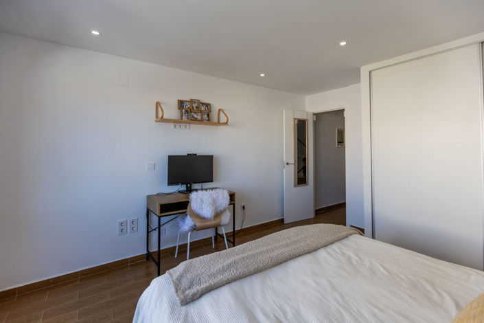 Image No.20-3 Bed Property for sale