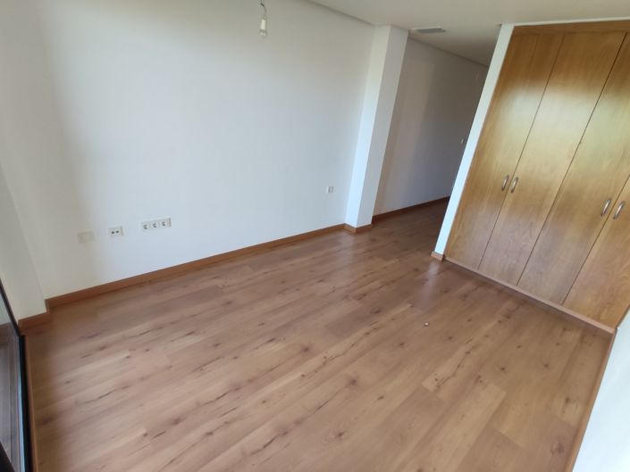 Image No.24-3 Bed Apartment for sale