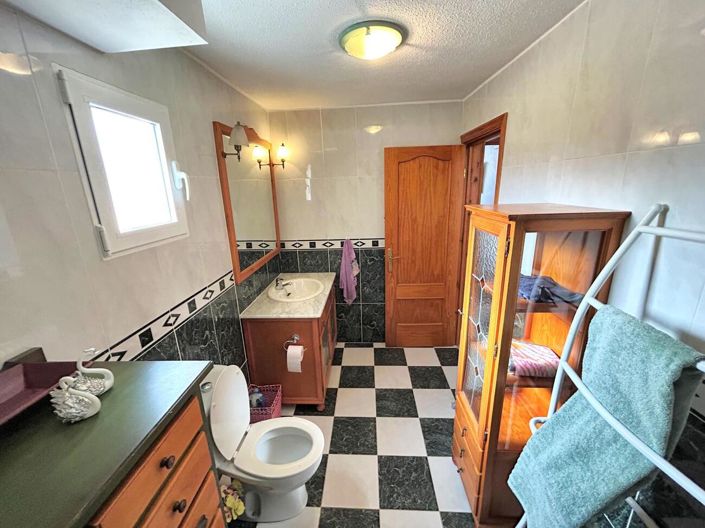 Image No.19-4 Bed Property for sale