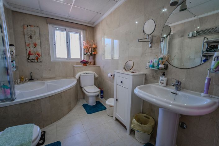 Image No.47-3 Bed Property for sale