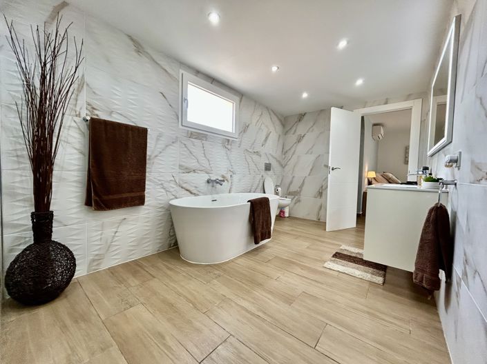 Image No.13-6 Bed Villa for sale