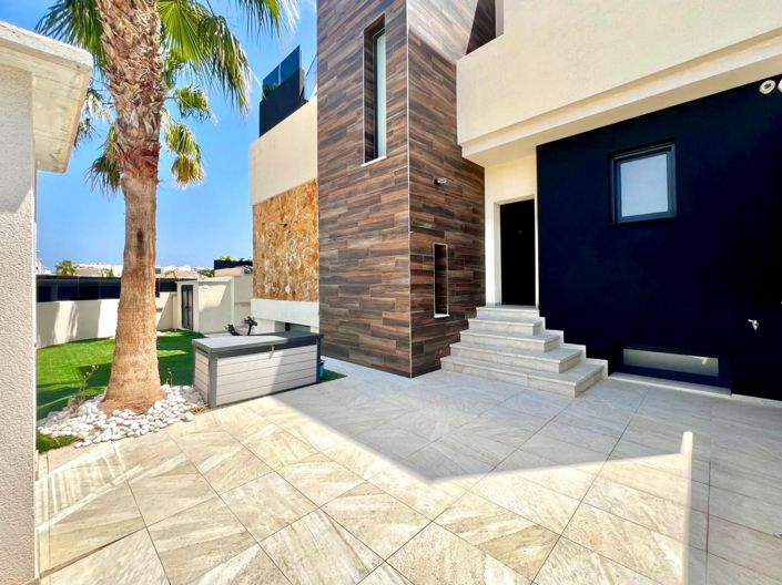 Image No.2-Villa de 4 chambres à vendre à Orihuela Costa