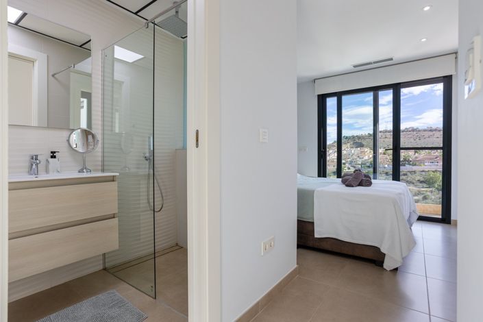 Image No.17-3 Bed Property for sale