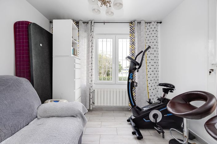 Image No.10-3 Bed Property for sale