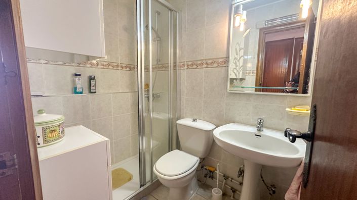 Image No.10-2 Bed Property for sale