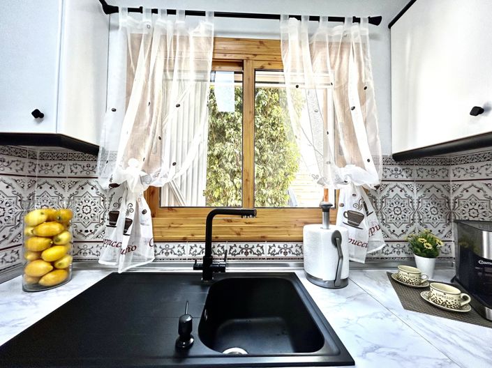 Image No.10-2 Bed Property for sale