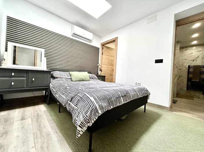 Image No.8-4 Bed Property for sale