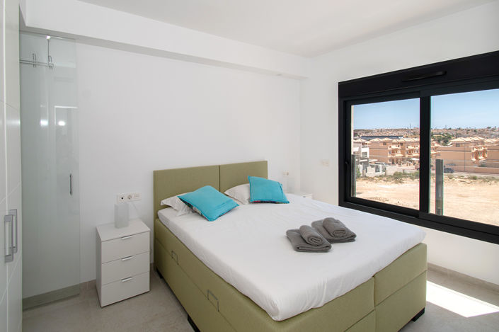 Image No.8-3 Bed Property for sale