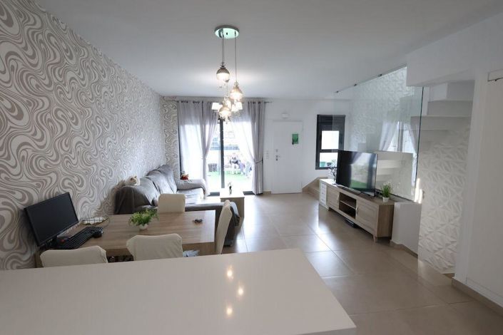 Image No.8-3 Bed Property for sale