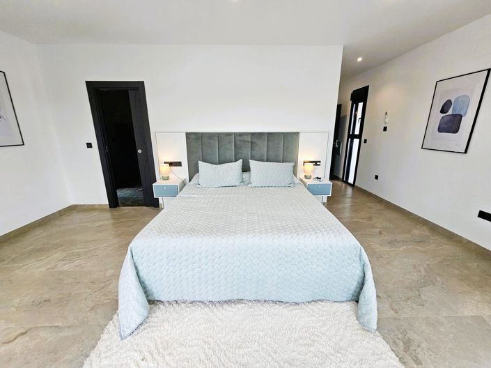 Image No.2-4 Bed Villa for sale